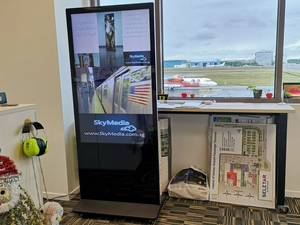 Why business owners need to switch to digital signage in Singapore?